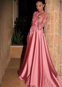 2019 Hot Pink Elegante formelle Abendkleider mit Rundhalsausschnitt und Spitze, transparente Illusion, lange Ärmel, applizierter Satin, Sweep-Zug, günstige formelle Abendkleider