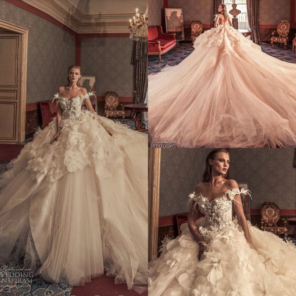 2019 Julia Kontogruni Vestidos de novia vintage Fuera del hombro Encaje 3D Apliques florales Vestido de novia de campo de lujo Vestidos de novia de plumas