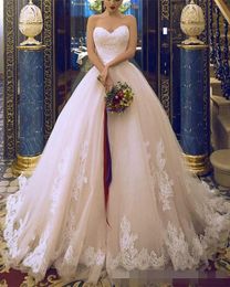 2019 Apliques de encaje Una línea Vestidos de novia Escote corazón Tul Barrido Tren Cinta Arco Jardín País Vestido de boda robe de mari￩e