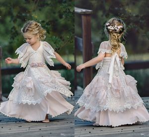 2019 Vestidos de niña de flores bohemios de encaje Cuello en V con mangas cortas Faldas con gradas Vestidos de cumpleaños para niños vintage Ropa de primera comunión