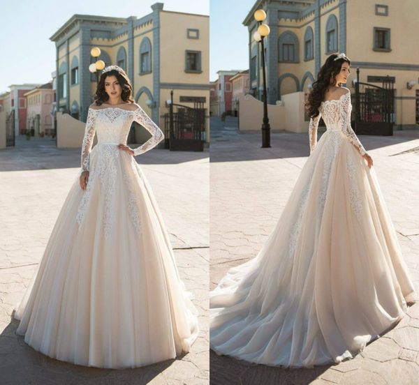 2019 robe de mariée en dentelle avec corset sur l'épaule une ligne balayage train appliques robe de mariée à manches longues pas cher pays robes de mariée