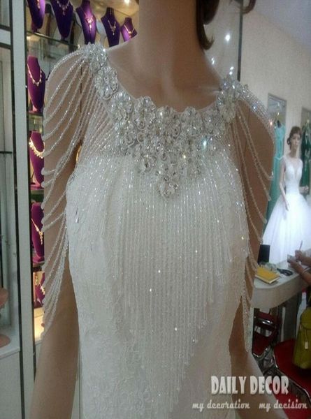 2019 Lujosa joyería de diamantes de imitación de cristal Abrigos nupciales Chaqueta de chal de boda de encaje blanco Chaqueta bolero Vestido de novia con cuentas 2882322