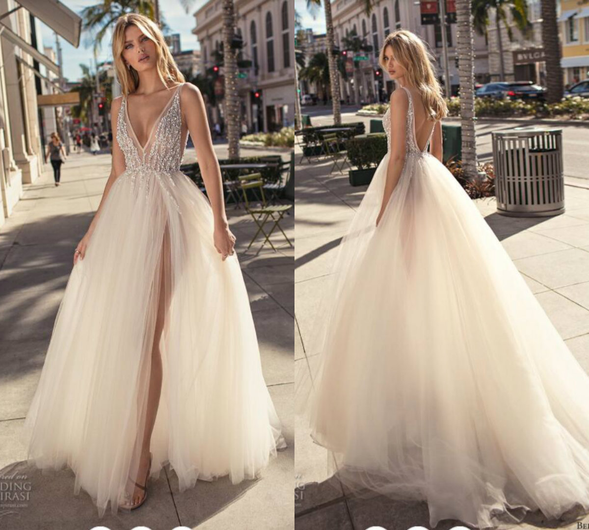 2019 Muse Berta Bohemian Wedding Dresses Deep V Neck Lace Peded paljetter Sidan Split Backless Beach Wedding Gown Sweep Train D206Q