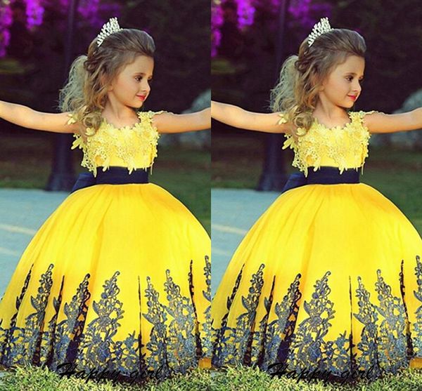 2022 Marine Jaune Dentelle Robes De Fille De Fleur Scoop Cap Manches Ruban Bow Robe De Bal Première Robe De Sainte Communion Petites Filles Pageant Robes