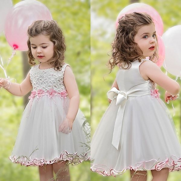 2019 Nouveaux Adorables Robes De Filles De Fleur Applique Tiered Party Toddler Pageant Bébé Robes D'anniversaire Enfants Tenue De Cérémonie Robe De Première Communion