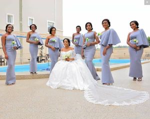 2019 Neue afrikanische Brautjungfernkleider One Shoulder Satin Perlen Silber Meerjungfrau bodenlanges Hochzeitsgastkleid Plus Size Trauzeugin Kleider
