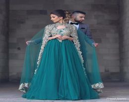 2019 NUEVOS Vestidos de noche musulmanes en árabe Sexy V Neck Lace Appliques con cuentas con chaqueta de la capa Dos piezas Cazador Tulle Prom Party Gowns1058924