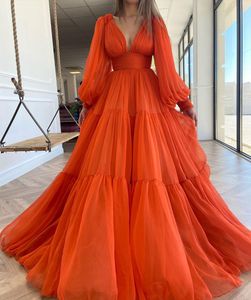 2021 Sexy diepe v-hals oranje tule prom dresses a line empire puffy lange mouwen ruches avond feestjurken met ritssluiting Terug pure rokken sweep trein plus size