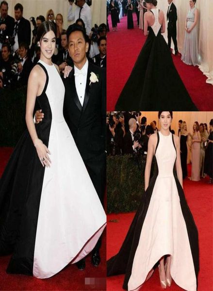 2019 Recién llegado Hi Low Vestidos de alfombra roja Cuello redondo Satén blanco y negro Vestido largo de celebridad Vestidos de noche formales por encargo4709143