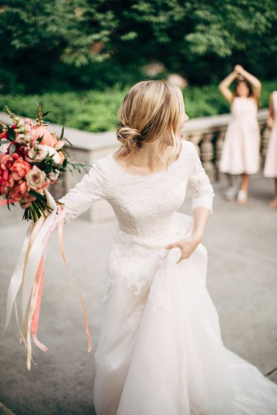 2019 Nouvelles robes de mariée chics A-ligne modestes avec demi-manches Boutons au dos Appliques en dentelle Tulle Train court Country Western LDS Robes de mariée