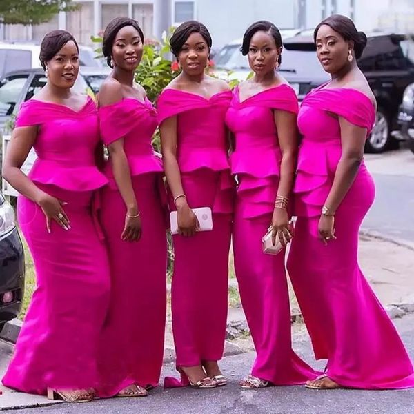 2019 Nuevo diseño Vestidos de dama de honor africanos de color rosa intenso Escote con hombros descubiertos Sirena Peplum Tren de barrido Vestidos de damas de honor Satén fucsia