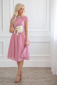 2019 nouvelles robes de demoiselle d'honneur courtes et modestes en mousseline de soie rose poussiéreux avec manches courtes longueur au genou une ligne d'été modeste robe de demoiselle d'honneur