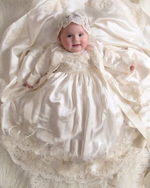 2019 Nouvelle Première Communication Robe À Manches Courtes Robes De Baptême Pour Bébés Filles Dentelle Appliqued Perles Perles Robes De Baptême Avec Bonnet