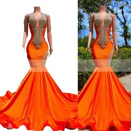 2023 robes de soirée arabes portent des cristaux perlés luxueux strass orange col en V profond robe de bal sirène robes de soirée formelles dos ouvert sans manches côtés en coupe