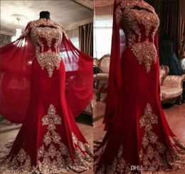 2019 Nouvelle dentelle de luxe rouge arabe Dubaï caftan robes de soirée chérie perlée appliques sirène robes de bal avec cape formelle Par4091639