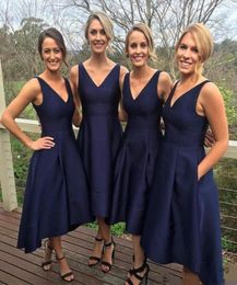 2019 New Navy Blue Short Highlow Highlow Bridesmaid Dresses con bolsillos Vneck PLEATS CARRITOS DE MAIDA DE HONORA Junior Dama de honor Junior1591797