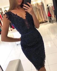 2019 New Sexy Dark Navy Homecoming Robes Dentelle Appliques Court Mini Col En V Profond Sans Manches Longueur Au Genou Fête Graduation Robes De Cocktail