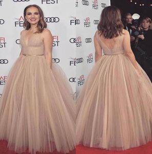 2019 Nuevo Simple Blush Pink Vestidos de celebridades árabes Cuello en V Sin espalda sexy Una línea Tul suave Ocasión de noche formal Vestido de fiesta Cust7039074