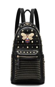 2019 Material de cuero de mochila nuevo estilo para niñas Mandilla de diseñador de estilo Rivet Bee Travel Sac de mochila de alta calidad A DOS F4501164