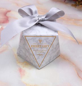 2019 nouvelles boîtes de faveurs de mariage boîte de bonbons de flamant rose de fleur avec des boîtes de cadeaux de papier de ruban de soie décoration de fête de douche de bébé diamant Sh1089417