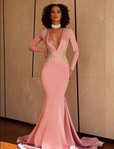 2019 robes de bal de sirène rose avec des appliques de broderie d'or sexy col en V profond dos nu perles manches longues robes de soirée vêtements de filles noires