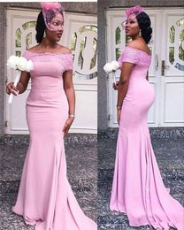 Roze strapless zeemeermin lange bruidsmeisje jurken kanten top ruches batau nek sweep trein bruiloft gastmeisje jurken jurken