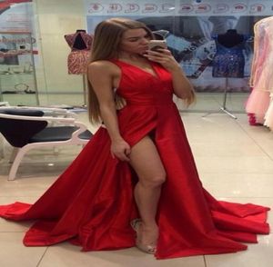 2019 Red A Line Prom Dress Avond Party Jurken Lange satijnen mouwloze vloerlengte Hoge spleet Seksuele mode Formele beroemdheidsjurken1915179