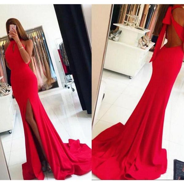 2020 Vestidos de fiesta rojos Aberturas en las piernas Sin espalda Barrido lateral del tren Vestidos de noche con abertura alta Plisados largos Vestido de fiesta con espalda sexy