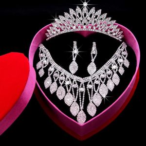 2019 Strass Fleurs ensembles de bijoux de mariée Couronne Boucles D'oreilles Décolleté 3 Pièces Diadèmes Pour Accessoires De Cheveux De Mariage De Mariée J192Z