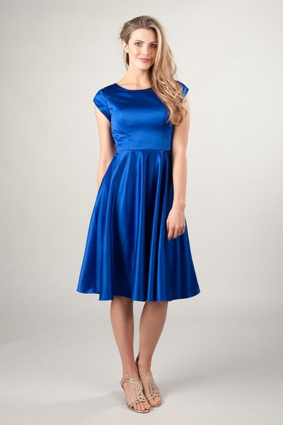 2019 Royal Blue Satin Vestidos de dama de honor cortos y modestos con mangas casquillo A-line Hasta la rodilla Mujeres Informal LDS Wed Party Dress por encargo