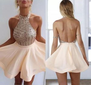 2019 Vestidos de cóctel de regreso a casa sexy Cuello halter Lentejuelas brillantes Blusa Sin espalda Gasa Una línea Mini vestidos de fiesta