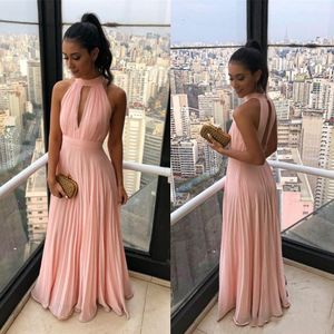 2019 Vestidos de dama de honor de color rosa sexy Gasa Cuello halter Plisados Sin mangas Una línea Longitud del piso largo Vestidos de fiesta de talla grande Vestido de invitados de boda