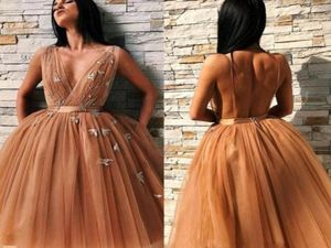 2019 Court Mini Champagne Or Robes De Soirée Profonde Col En V Sans Manches Une Ligne Tulle Volants Dos Ouvert Plus La Taille Cocktail De Fête G8317547