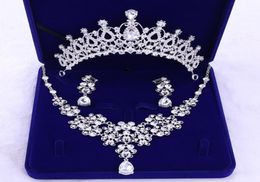 2019 Silver Crystal Flowers Jewelry Jewelry Juegos Declaración de rehinestone Pendientes de collar Crowns Set Accesorios de vestidos de novia1735358