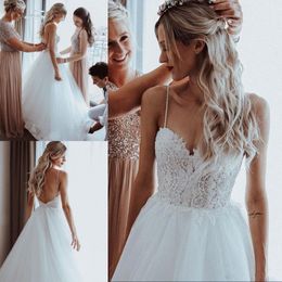 2019 Simple tulle a ligne robes de mariée boho balayez des bretelles spaghetti perles de perles de plage de plage.