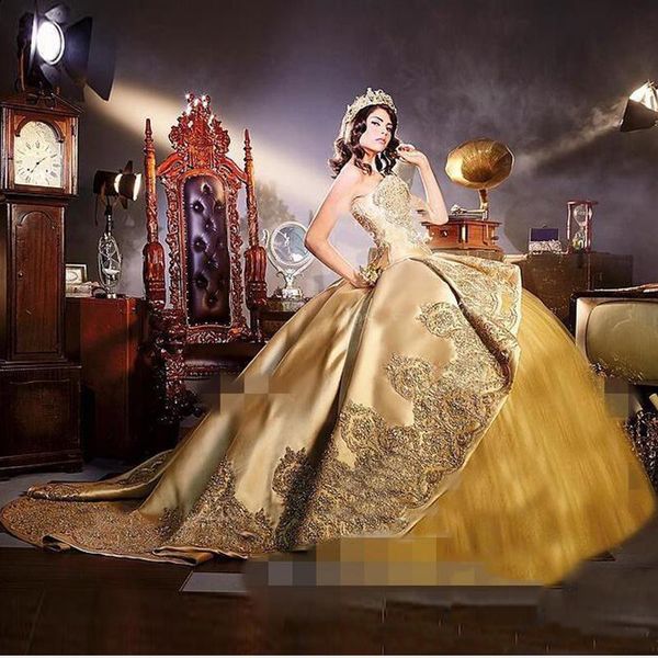 Sparkly Gold Quinceanera Robes Embroderiey Appliques Perles Tiered Sweetheart 16 Sweet Party Robes Pageant Robe Avec Train Détachable