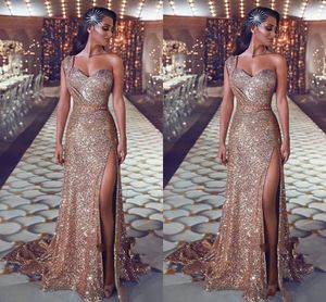 2019 Sparkly Sequined Gold Prom Dresses One Should Pailletten Schede Rose Gold Split Sweep Trein Plus Size Formele Avondjurken Pageant Slijtage