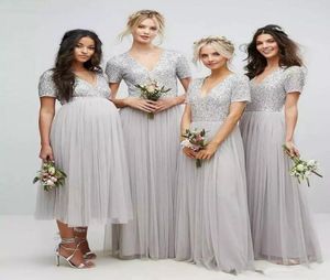 2019 robes de demoiselle d'honneur paillettes scintillantes col en V manches courtes argent vêtements d'invité de mariage longueur de plancher robes grande taille femme de chambre Hon3959504