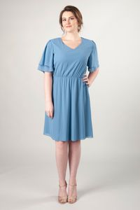 2019 zomer blauwe chiffon plus size korte bescheiden bruidsmeisje jurken met fluttermouwen v-hals knielengte Boheemse bruiloft jurk