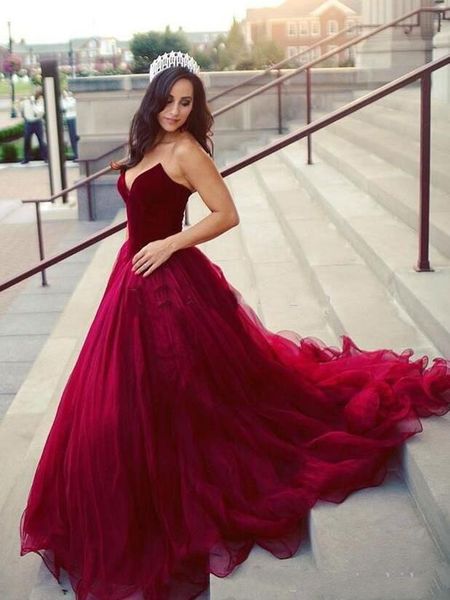 2019 Sweetheart Burgundy vestido de fiesta sin respaldo Sexy Top de terciopelo sin mangas con gradas de tul tren de barrido largos vestidos de fiesta una línea de ropa de noche