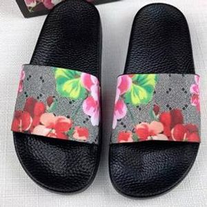 2019 Top Designer Femmes Pantoufles Chaussures Nouveau Luxe Slide Summer Fashion Large Sandales Plates Flip Flop taille 35-45 boîte à fleurs
