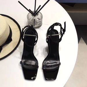 2023 top sandales style cuir verni stiletto stiletto femmes unique alphabet sandales robe de mariée chaussures sexy boîte à chaussures