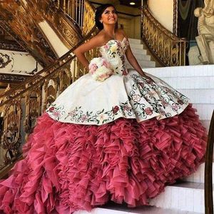 2019 Blanco Rojo Bordado Quinceañera Vestidos Puffy Ball Gown Ruffles Organza Layer Sweet 16 Vestido Vestidos De 15 Anos