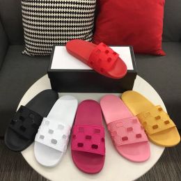 2019 damesmode luxe sport rubberen glijbaan sandalen flats slippers met uitgesneden logo reliëf doos stofzakken jkP