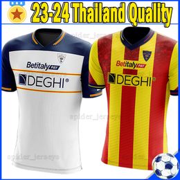 23 24 US Lecce Soccer Jerseys Nikola Krstovic Strefezza 2023 2024 Almqvist Banda Burnete Accueil Chemises de football Piccoli Jeppe Corfitzen Oudin Hommes Uniformes