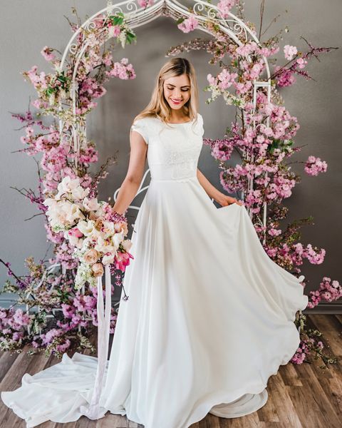 2020 A-ligne robes de mariée modestes avec manches courtes bijou fermeture éclair dos stretch crêpe dentelle appliques modernes modestes robes de mariée manches