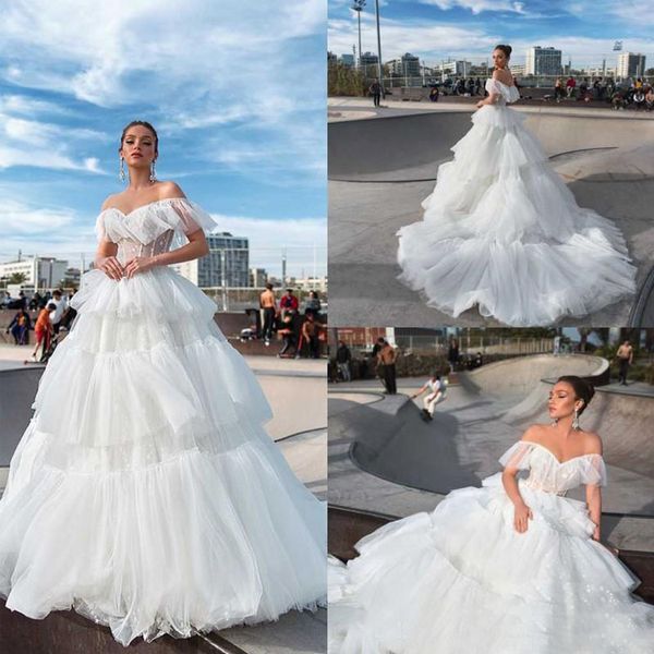2020 una línea de vestidos de novia fuera del hombro encaje Boho ilusión vestidos de novia tren de barrido faldas escalonadas vestido de boda de playa