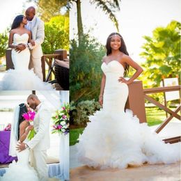 2020 Robes de sirène africaine En décolleté en cœur jupe à plusieurs niveaux Organza Sweep Train Ruffles Plus taille de mariage country Bride Bridal