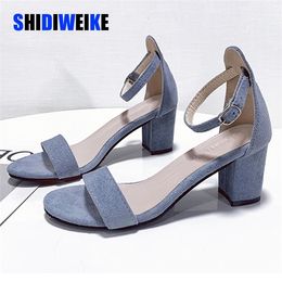 2020 bride à la cheville talons carrés femmes sandales chaussures d'été femmes bout ouvert gros talons hauts robe de soirée sandales bleu AB280 1010