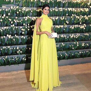 2021 Arabische Formele Lange Prom Jurken Dames Elegante Mouwloze Chiffon Hoge Neck Cape Yellow Avond Party Gowns Vestido Longo Festa